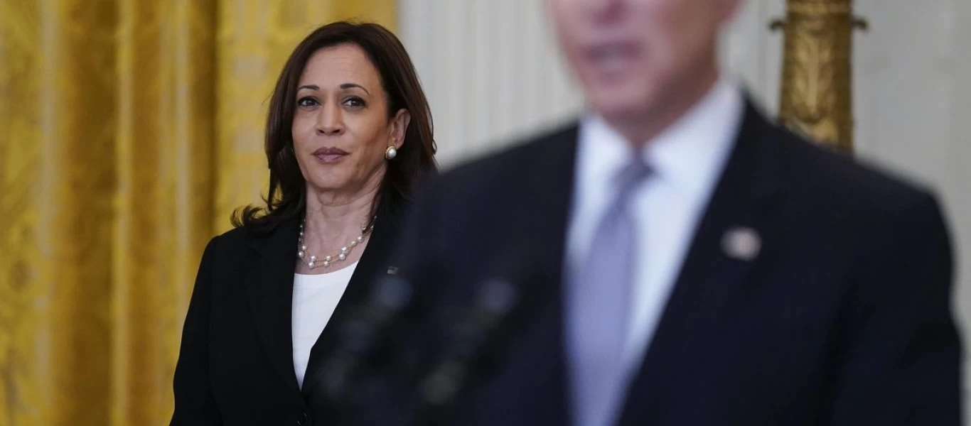 Η «σκιώδης» πρόεδρος των ΗΠΑ Κ.Χάρις παρακολουθεί τον Τ.Μπάιντεν κρυμμένη πίσω από μία κολώνα & του υπαγορεύει τι να πει